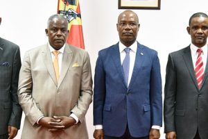 Ministro José Pacheco, ladeado à esquerda pelos directores Manuel Lubisse, Ismael Valgy , Joana Chipande e à direita pelos Directores Manuel Gonçalves e Armando Pedro Muiane