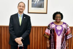 Ministra Verónica Macamo na audiência com o Director da Millenuim Challenge Corporation (MCC), Kenneth James Miller