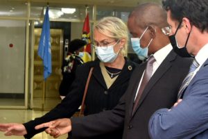 Vice-Ministro Manuel Gonçalves visita a exposição fotográfica ladeado pela Coordenadora Residente do Sistema da ONU em Moçambique, Myrta Kalaurd e pelo Enviado Especial do Secretário Geral da ONU, Mirko Manzoni