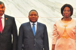 Foto família na cerimónia de tomada de posse da Vice-Ministra dos Negócios Estrangeiros e Cooperação, Maria Manuela Lucas