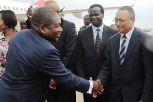 Presidente Filipe Nyusi sauda o Alto-Comissário Ermindo Ferreira