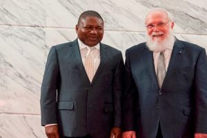 Presidente Nyusi ladeado pelo Embaixador de Guatemala acreditado em Moçambique, Acisclo Valladares Molin