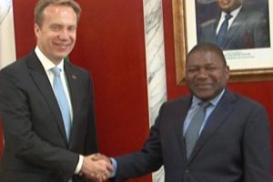 Presidente Nyusi cumprimenta o Ministro dos Negócios Estrangeiros da Noruega, Borge Brende