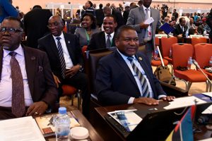 Presidente da República, Filipe Nyusi, na Cimeira da União Africana em Kigali, ao lado do Presidente da Namibia, Hage Geingob, a sua trás o Ministro dos Negócios Estrangeiros e Cooperação, Oldemiro Baloi e o Embaixador de Moçambique na Etiópia, Manuel Gonçalves.