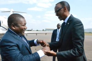 A imagem ilustra o momento em que o Presidente Filipe Nyusi é recebido pelo Presidente Paul Kagame, ao chegar em Ruanda