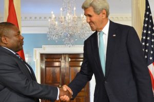 Presidente Nyusi e o Secretário de Estado Kerry no encontro realizado em Washington D.C