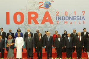 Foto família: Presidente Nyusi ladeado pelos Chefes de Estado e de Governo na Cimeira da IORA, em Jacarta