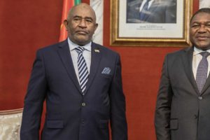 À direita, o Presidente Filipe Nyusi e à esquerda, o Presidente das Comores, Azali Assoumani