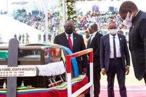 Presidente Filipe Nyusi ao prestar a última homenagem ao Presidente John Magufuli, em Tanzania