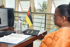 Ministra Verónica Macamo em conversa virtual com o homólogo dos Emirados Árabes Unidos, Shakhbout Bin Nahyan Al Nahyan