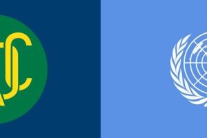 À esquerda a bandeira da SADC, à direita a bandeira das Nações Unidas