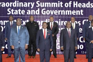 Presidente Nyusi na foto família da Cimeira Extraordinária da SADC em Lilongwe