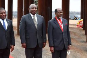 Presidente Filipe Nyusi ladeado à direita pelo homólogo Ciryl Ramaphosa e pelo antigo Presidente de Moçambique, Joaquim Chissano, e à esquerda por Graça Machel na celebração da tragédia de Mbuzini