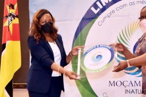 Ministra Verónica Macamo ao entregar à Directora do CICJC, Joana Chipande, o Selo Limpo e Seguro, um acto testemunhado pela Ministra da Cultura e Turismo, Eldevina Materula