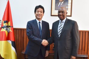 Ministro Baloi cumprimenta o Ministro de Estado dos Negócios Estrangeiros do Japão, Kentaro Sonoura