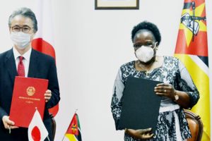 Ministra Verónica Macamo e o Embaixador do Japão em Moçambique na cerimónia de assinatura da Troca de Notas sobre Suspensão do Serviço da Dívida Pública