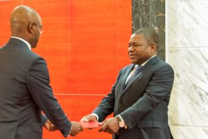 Presidente Filipe Nyusi a conferir posse ao Ministro dos Negócios Estrangeiros e Cooperação, José Pacheco