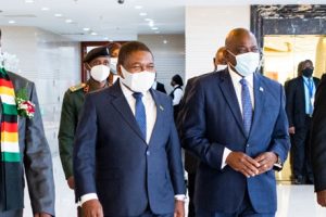 Presidente Nyusi ladeado pelos seus homólogos Emerson Mnangagwa à esquerda, e Mokgweetsi Masisi e Cyril Ramaphosa, respectivamente, à direita