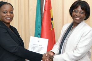 Vice-Ministra Maria Manuela Lucas a receber as cartas figuradas da Alta Comissária do Reino Unido em Moçambique, Nnenne Iwuji-Eme