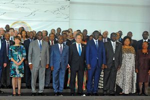Vice-Ministra Mondlane na foto de família, a segunda na primeira fila, contando da direita para a esquerda, do Conselho de Ministros ACP-UE, no Senegal, no dia 29 de Abril de 2016.