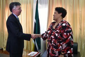 Vice-Ministra Nyeleti Mondlane no momento em que recebia o diplomáta espanhol, Manuel Gomez-Acebo