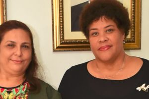 Vice-Ministra Nyeleti Mondlane ladeada pela Vice-Ministra cubana da Educação, Cira Piñeiro Alonso