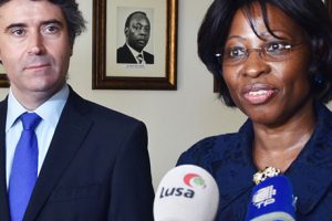 Vice-Ministra Maria Manuela Lucas a prestar declarações à imprensa, ladeada pelo Secretário de Estado das Comunidades Portuguesas, José Luís Carneiro