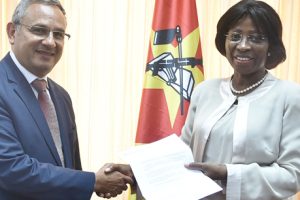 Vice-Ministra Maria Manuela Lucas a receber as cartas credenciais do Representante da FAO-Moçambique, Olman Serrano