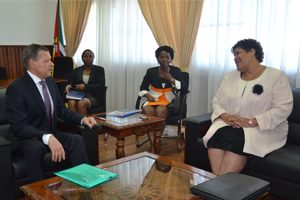 Vice-Ministra Nyeleti Mondlane, lidera a delegação na Comissão Mista de Cooperação entre a República de Moçambique e a República da Biolorússia