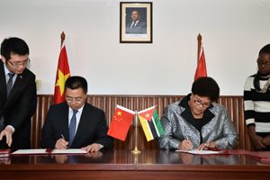 Vice-Ministra Nyeleti Mondlane, no momento da assinatura de Troca de Notas, com o Vice-Ministro do Comércio da República Popular da China, Zhang Xiangchen