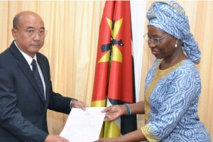 Vice-Ministra Maria Manuela Lucas recebe cartas figuradas de embaixadores