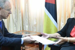 Vice-Ministra Mondlane recebe cartas Figuradas de embaixadores