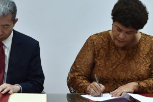 Vice-Ministra Nyeleti mondlane e o Embaixador da República Popular da China em Moçambique, Su Jian, na assinatura da Troca de Notas